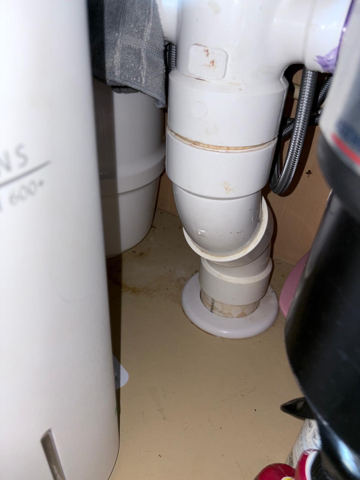 Daño real por agua debajo de fregadero