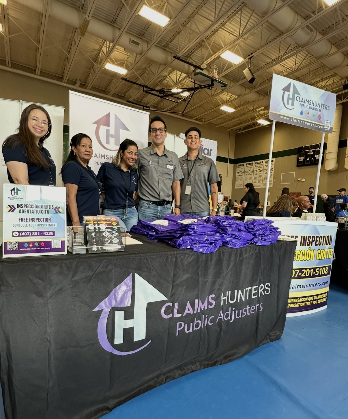 Equipo de Claims Hunters sirviendo a la comunidad